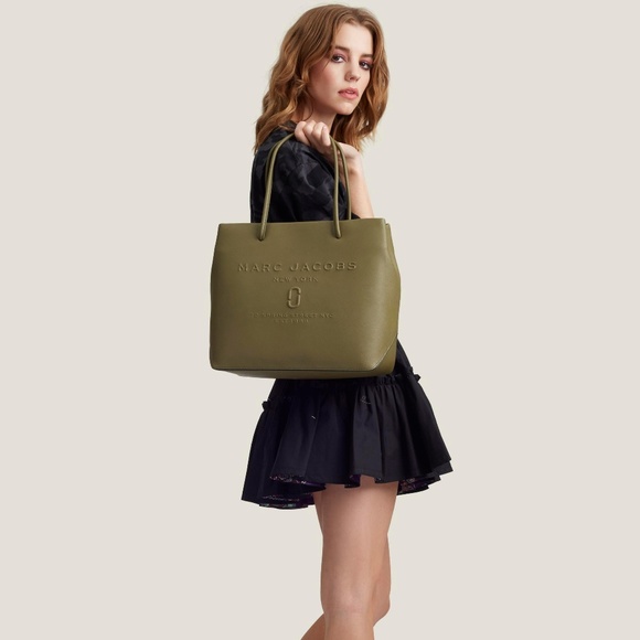 Marc Jacobs Handbags - NWT Marc Jacobs East-west Shopper Logo Tote